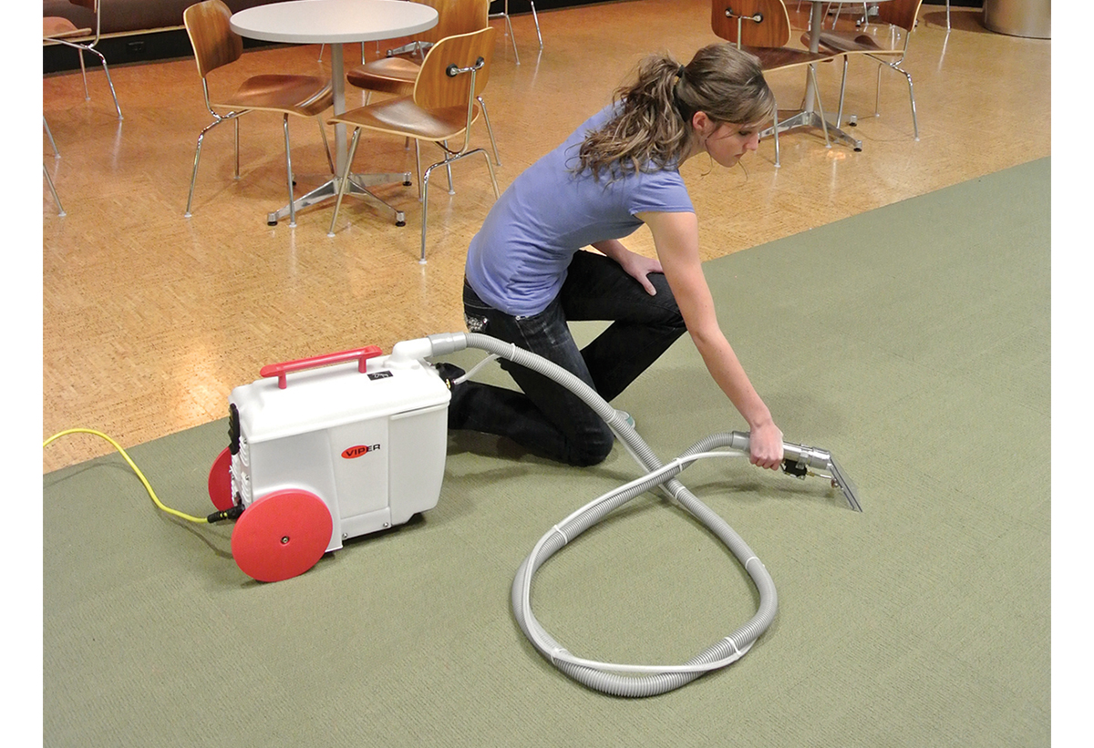 Απεικονίζεται ο χρήστης να καθαρίζει μία μοκέτα.